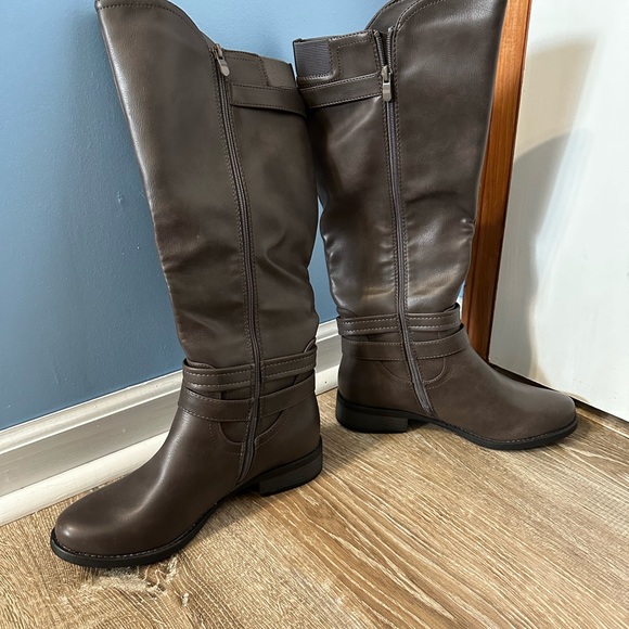 Women’s Grey / Brown Boots, Size 8, NWT - Picture 2 of 11